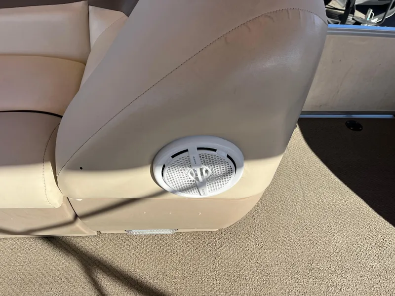 Slide: The Image of Beige seating with speaker on 2001 Sun Tracker PARTY BARGE 25 boat. - 32