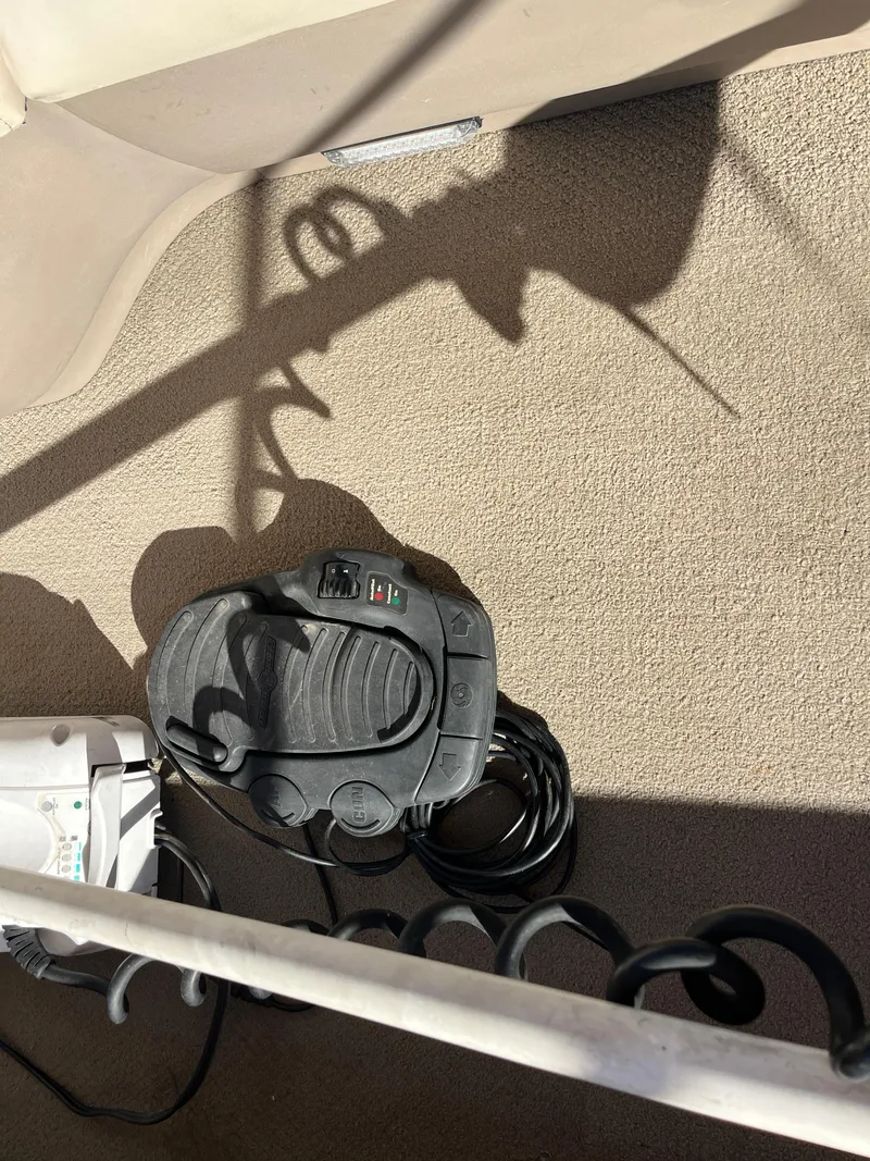 Slide: The Image of Foot pedal and coiled cable on 2001 Sun Tracker PARTY BARGE 25 boat. - 34