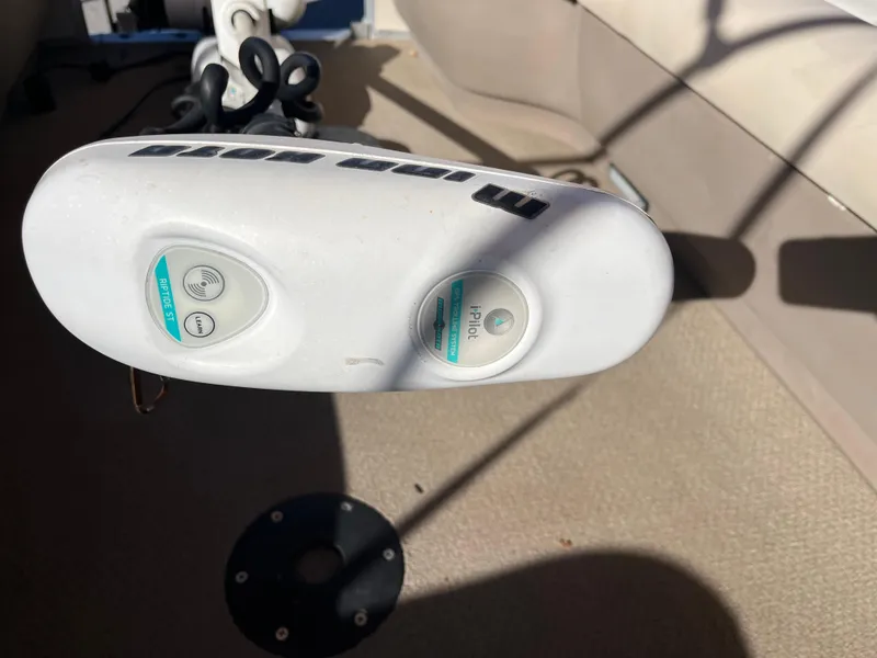 Slide: The Image of Minn Kota trolling motor on 2001 Sun Tracker PARTY BARGE 25 boat. - 35