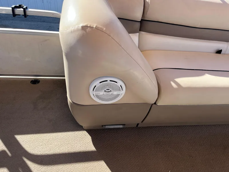 Slide: The Image of Beige seating with speaker on 2001 Sun Tracker PARTY BARGE 25 boat. - 36