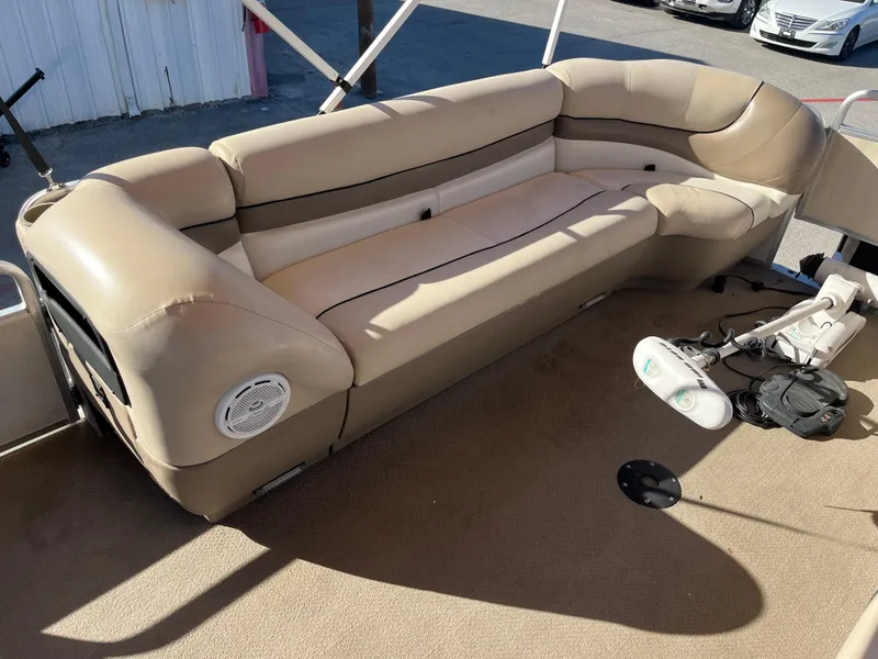 Slide: The Image of Beige seating on 2001 Sun Tracker PARTY BARGE 25 pontoon boat. - 37