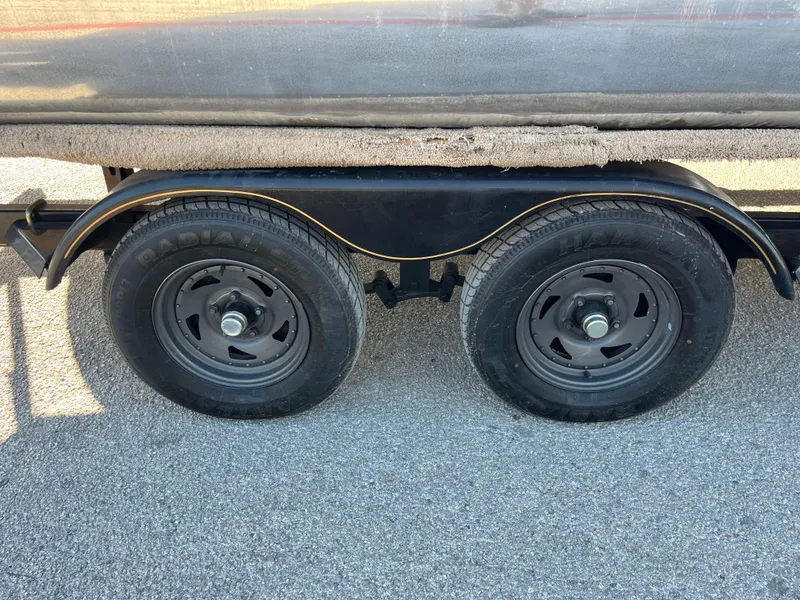 Slide: The Image of Trailer wheels of a 2001 Sun Tracker PARTY BARGE 25 on asphalt. - 41