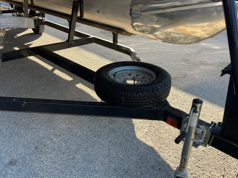 Slide: The Image of Trailer for 2001 Sun Tracker PARTY BARGE 25 with spare tire. - 43