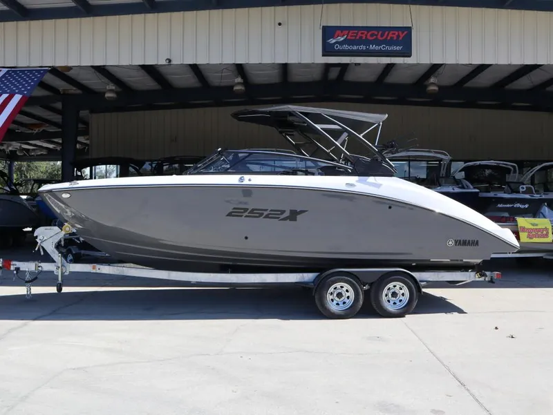 Slide: The Image of Yamaha 252XE 2025 - 2