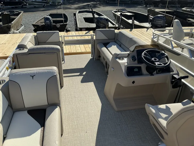 Slide: The Image of Tahoe Sport - 21 FT 21 REAR FISH 2025 - 7