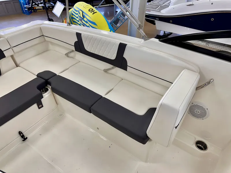 Slide: The Image of Bayliner VR4 Bowrider OB 2025 - 13