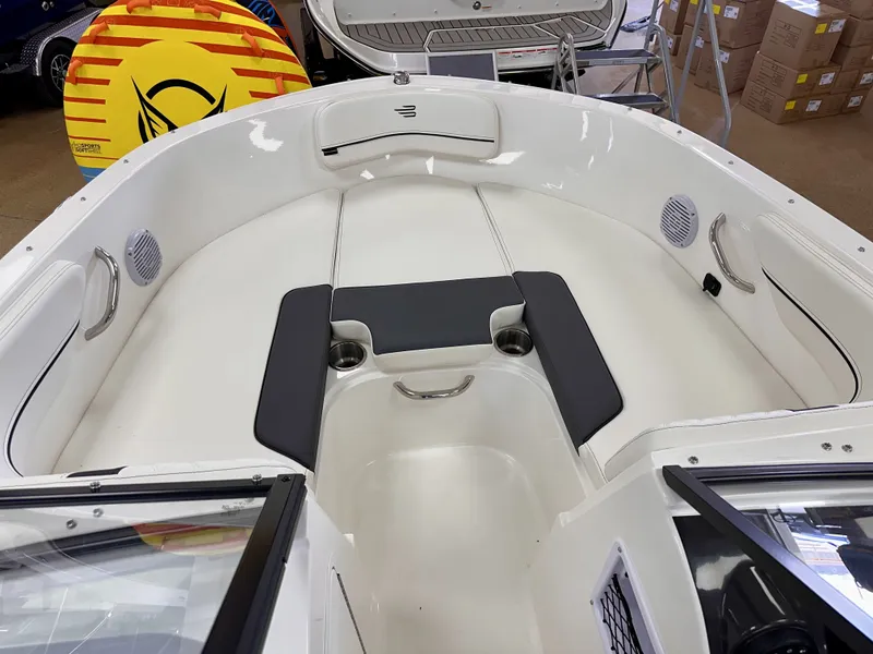 Slide: The Image of Bayliner VR4 Bowrider OB 2025 - 17