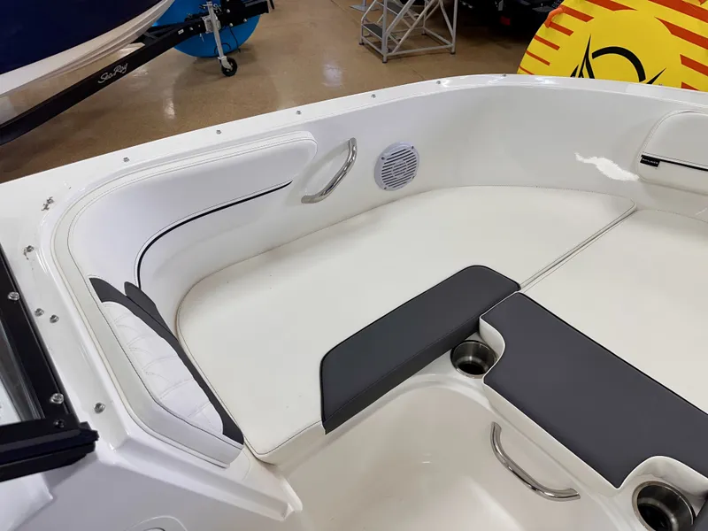 Slide: The Image of Bayliner VR4 Bowrider OB 2025 - 18