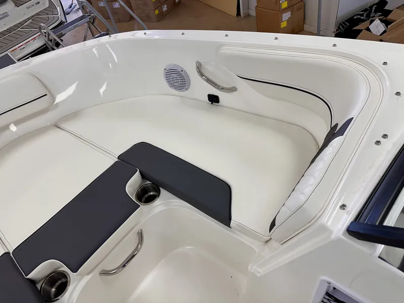 Slide: The Image of Bayliner VR4 Bowrider OB 2025 - 19