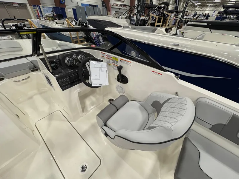 Slide: The Image of Bayliner VR4 Bowrider OB 2025 - 28