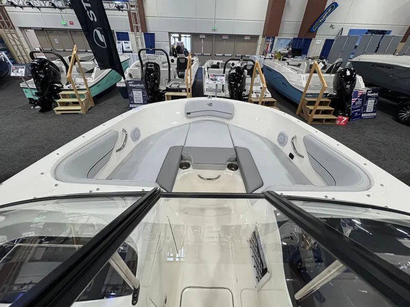 Slide: The Image of Bayliner VR4 Bowrider OB 2025 - 29