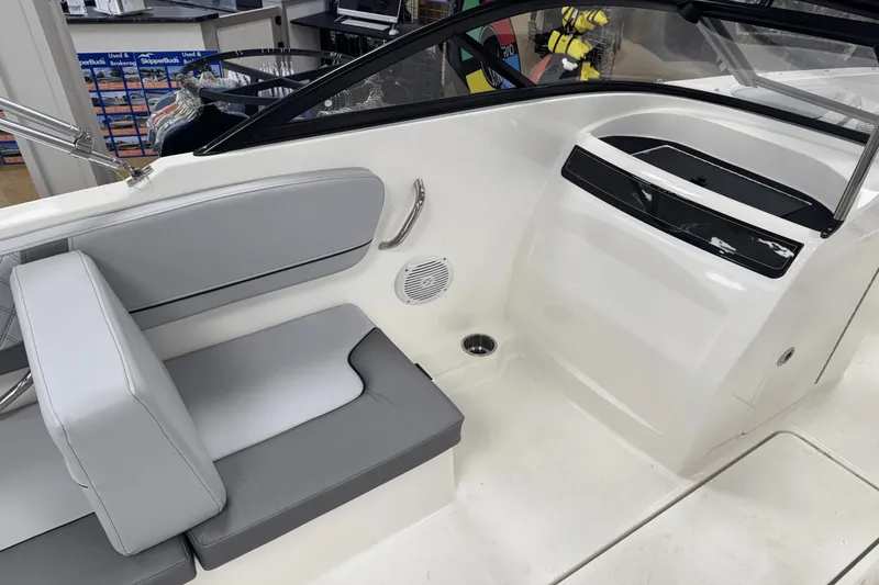 Slide: The Image of Bayliner VR4 Bowrider OB 2025 - 10