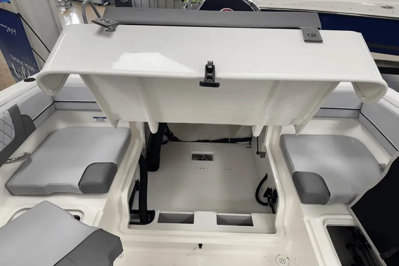Slide: The Image of Bayliner VR4 Bowrider OB 2025 - 13