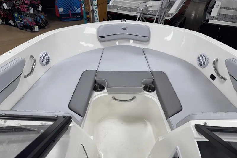 Slide: The Image of Bayliner VR4 Bowrider OB 2025 - 3