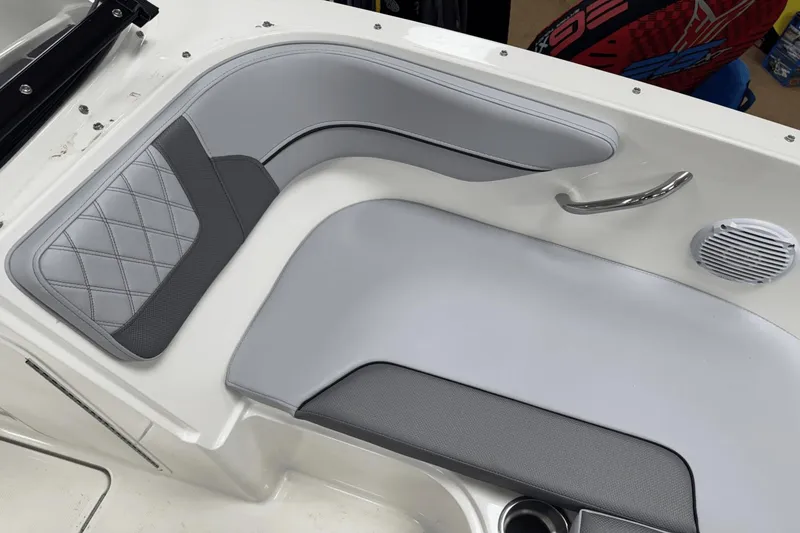 Slide: The Image of Bayliner VR4 Bowrider OB 2025 - 5