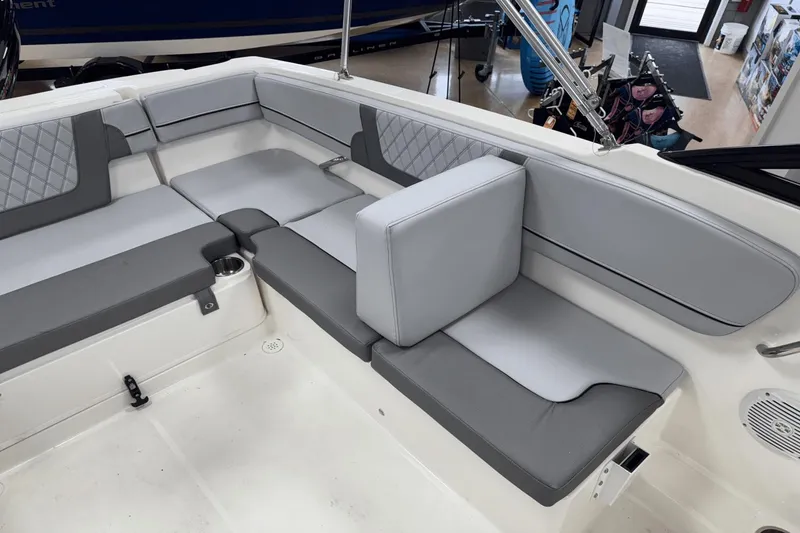 Slide: The Image of Bayliner VR4 Bowrider OB 2025 - 8
