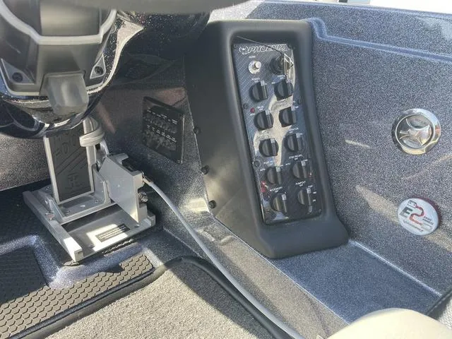 Slide: The Image of Phoenix Bass Boat 721 ZXL 2025 - 17