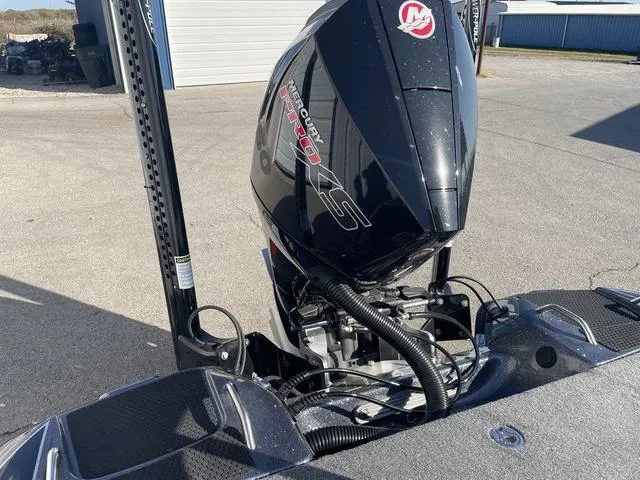 Slide: The Image of Phoenix Bass Boat 721 ZXL 2025 - 19