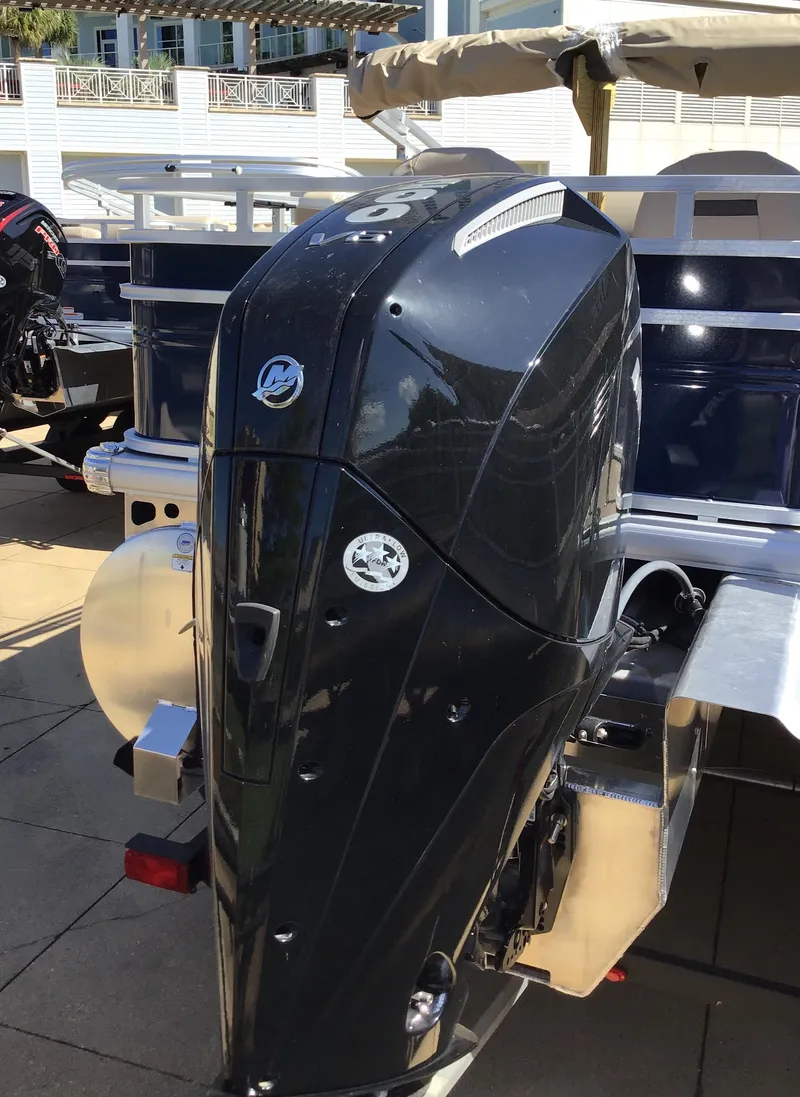 Slide: The Image of Sun Tracker Fishin' Barge 22 XP3 2025 - 3