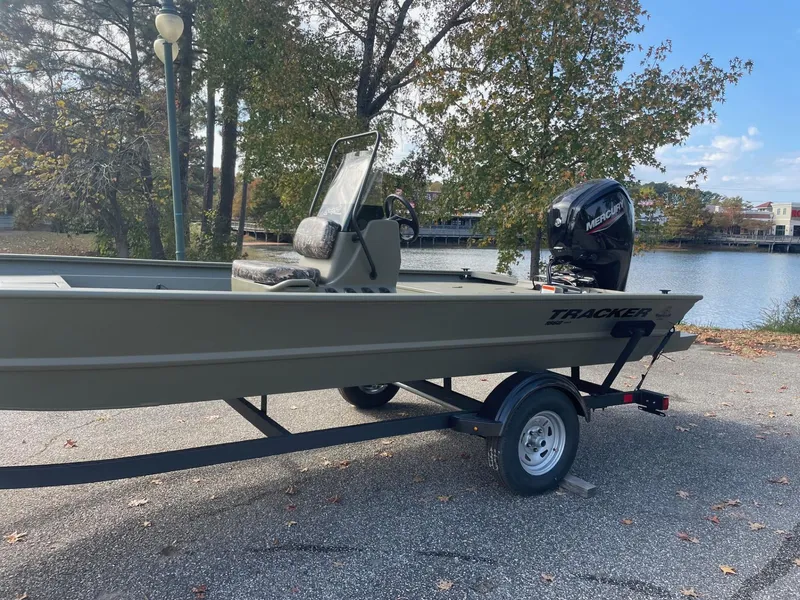 Slide: The Image of Tracker Grizzly 1860 CC 2025 - 60