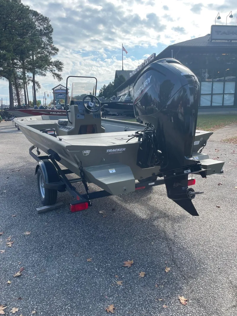 Slide: The Image of Tracker Grizzly 1860 CC 2025 - 61