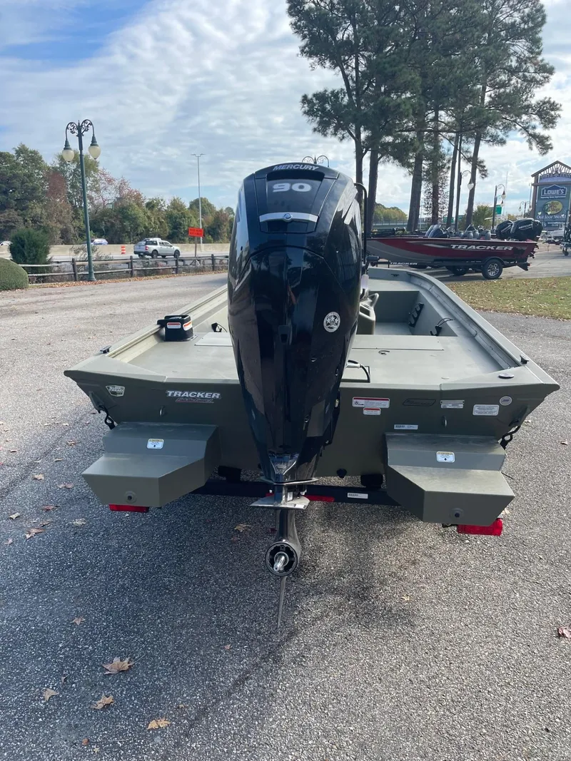 Slide: The Image of Tracker Grizzly 1860 CC 2025 - 62