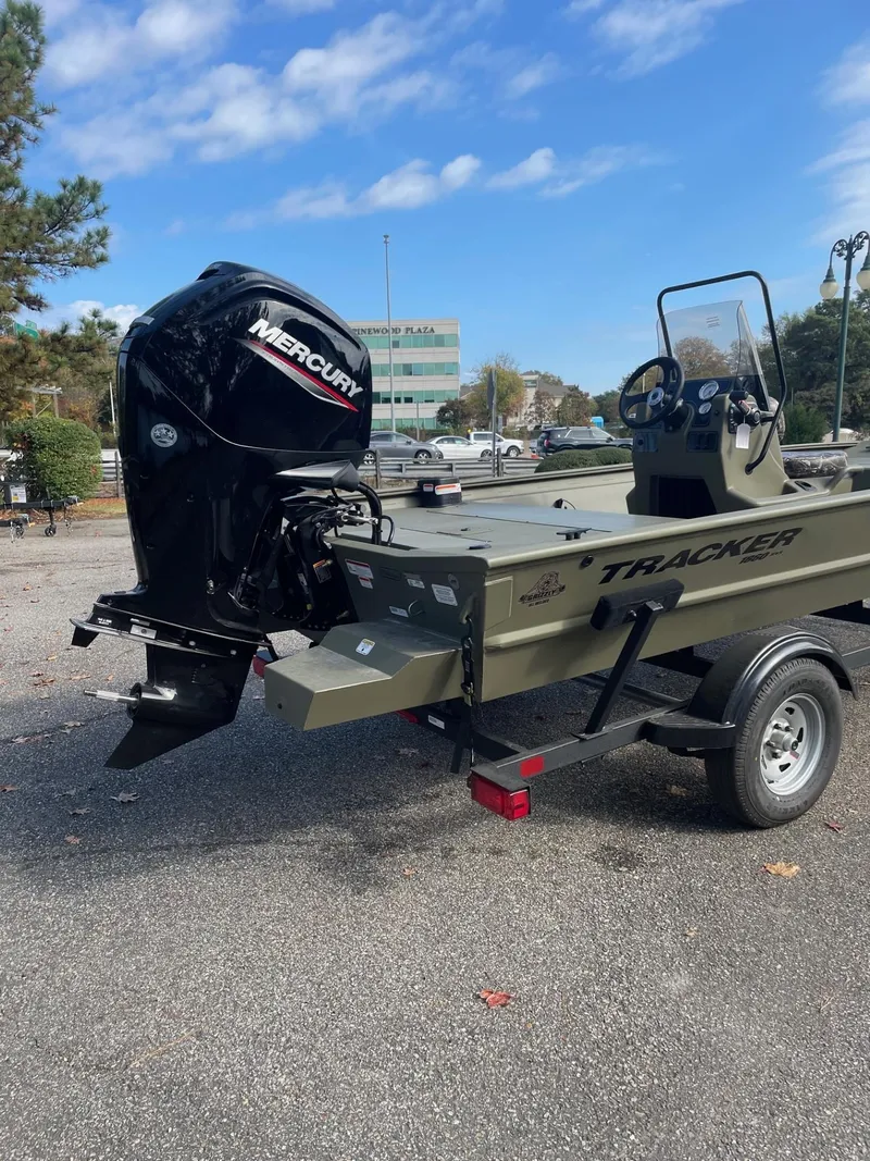 Slide: The Image of Tracker Grizzly 1860 CC 2025 - 63