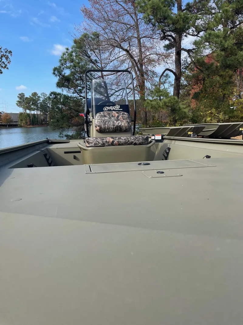 Slide: The Image of Tracker Grizzly 1860 CC 2025 - 64