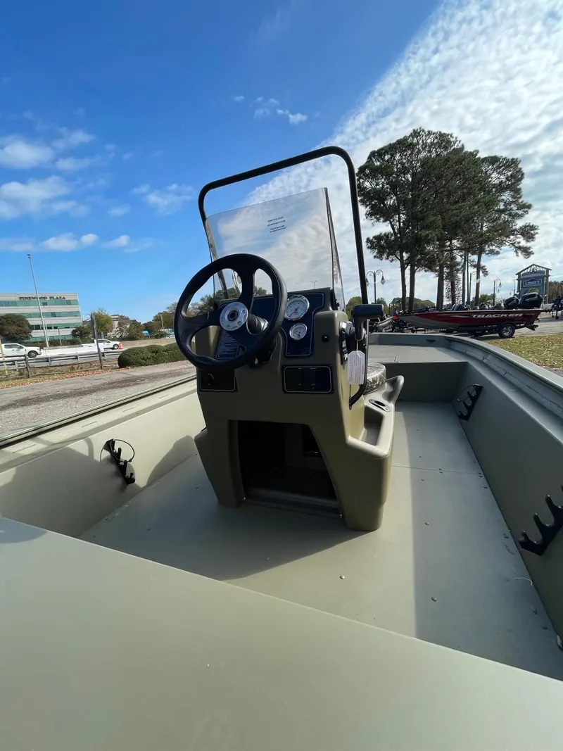 Slide: The Image of Tracker Grizzly 1860 CC 2025 - 65