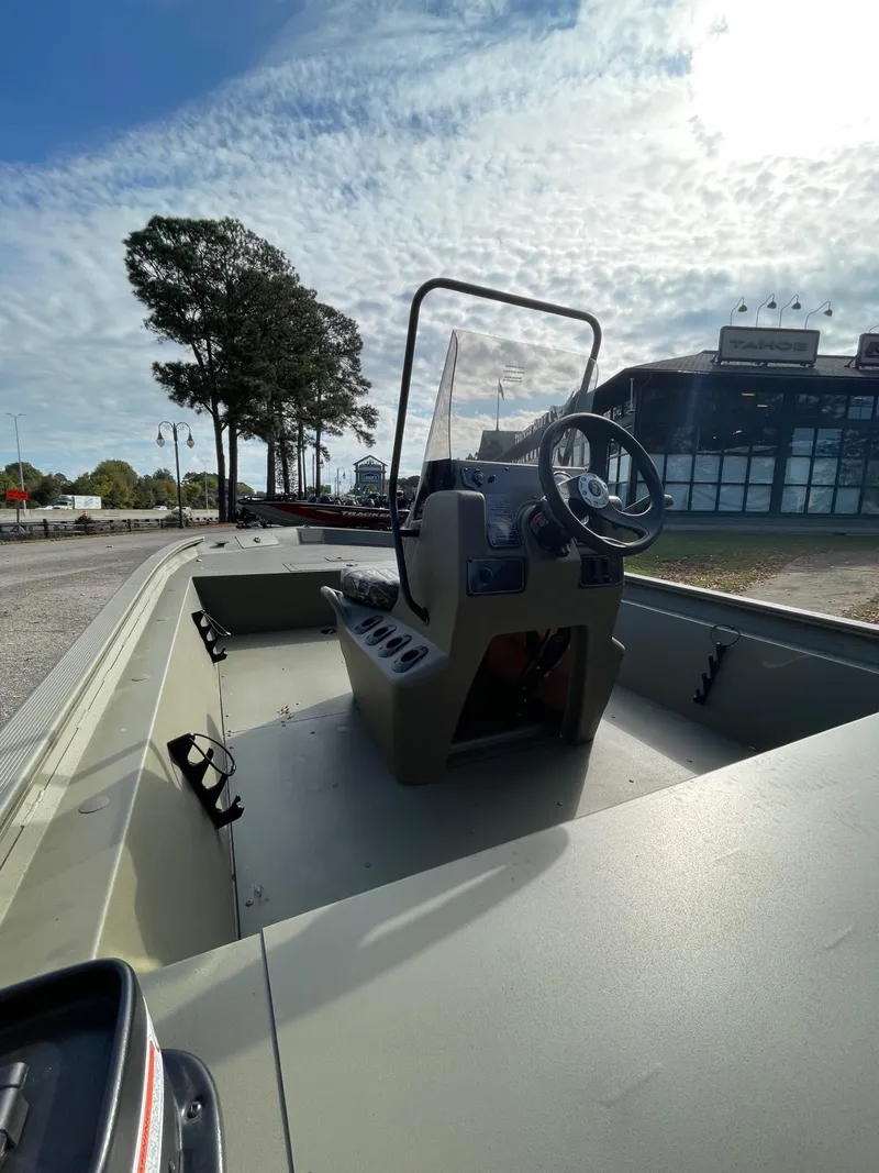 Slide: The Image of Tracker Grizzly 1860 CC 2025 - 67