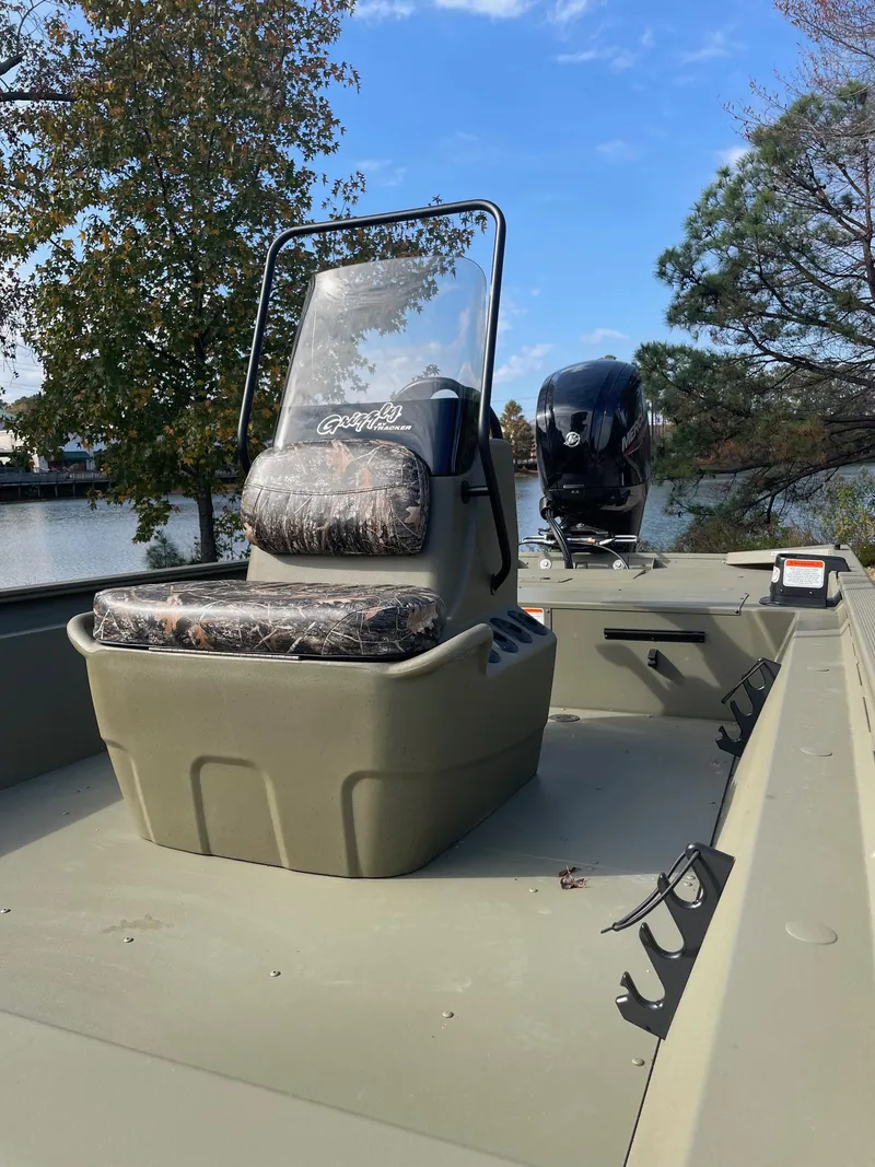 Slide: The Image of Tracker Grizzly 1860 CC 2025 - 68