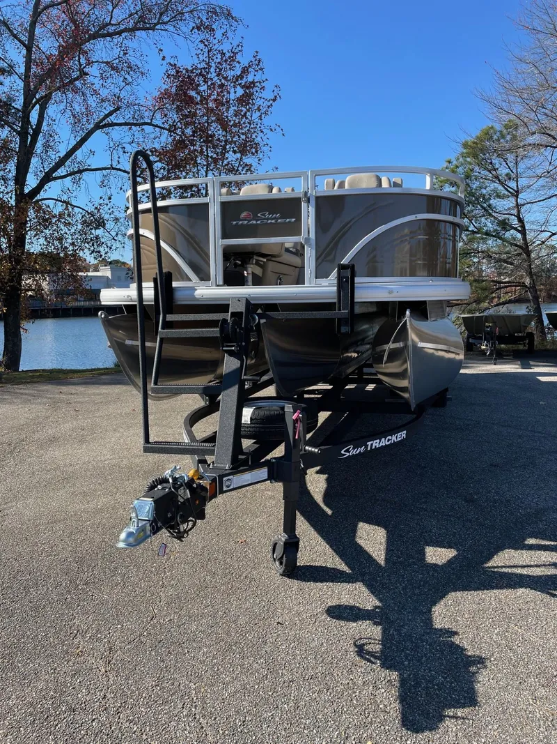 Slide: The Image of Sun Tracker Sportfish 24 XP3 2025 - 60