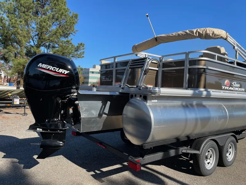 Slide: The Image of Sun Tracker Sportfish 24 XP3 2025 - 63