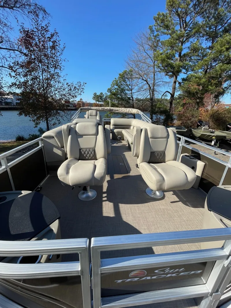 Slide: The Image of Sun Tracker Sportfish 24 XP3 2025 - 64