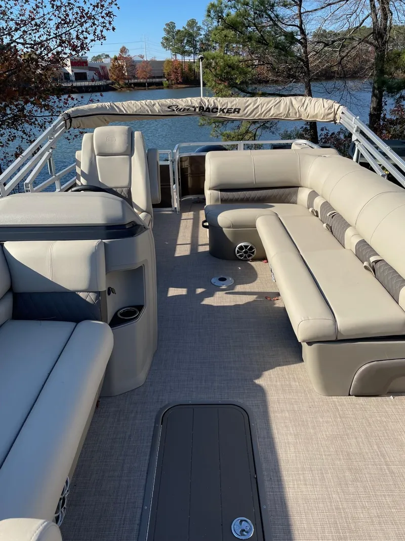 Slide: The Image of Sun Tracker Sportfish 24 XP3 2025 - 65