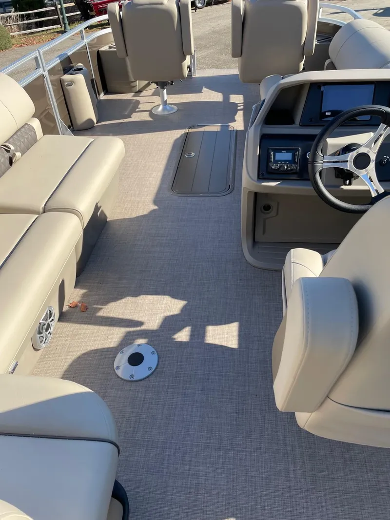 Slide: The Image of Sun Tracker Sportfish 24 XP3 2025 - 66