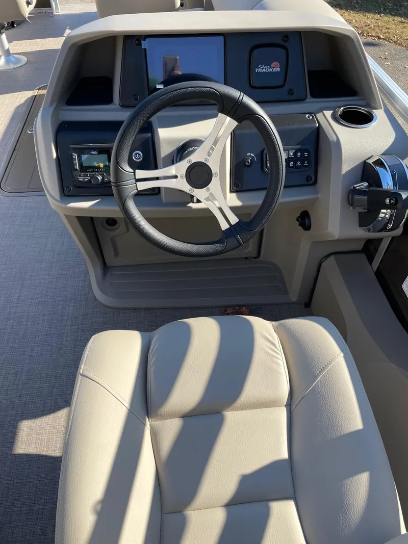 Slide: The Image of Sun Tracker Sportfish 24 XP3 2025 - 67