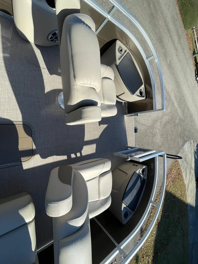 Slide: The Image of Sun Tracker Sportfish 24 XP3 2025 - 69