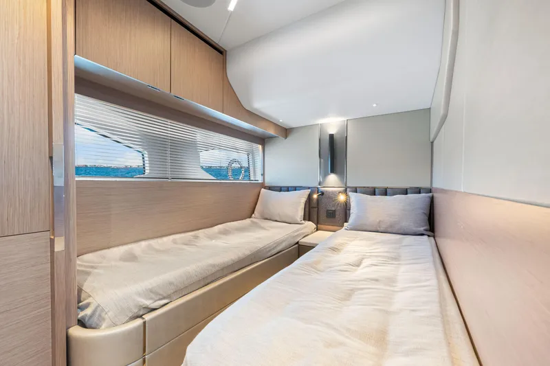Slide: The Image of Sunseeker Manhattan 55 2021 - 68
