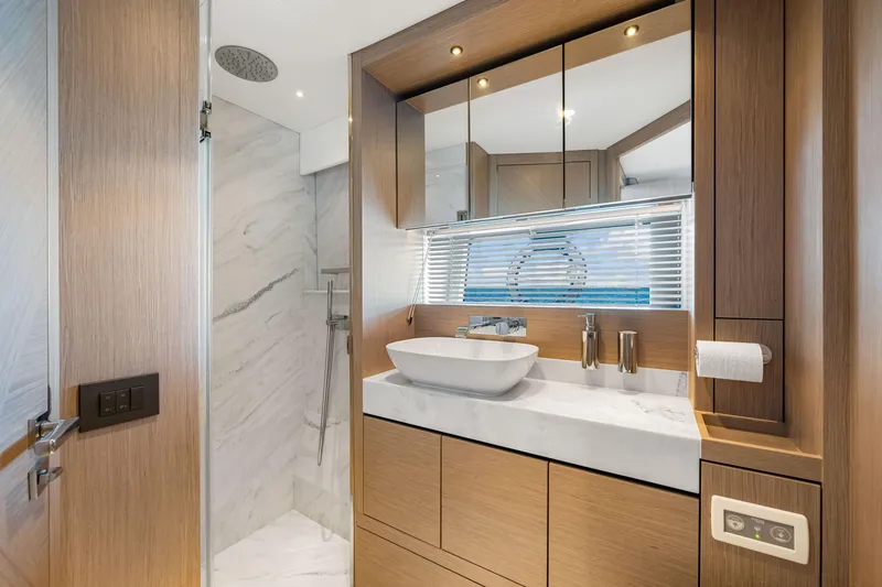 Slide: The Image of Sunseeker Manhattan 55 2021 - 70