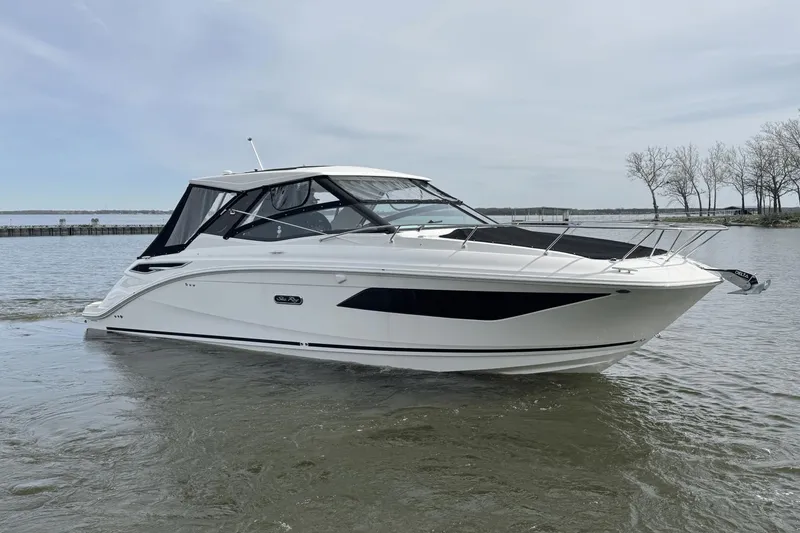 Slide: The Image of Sea Ray 320 Sundancer 2025 - 0
