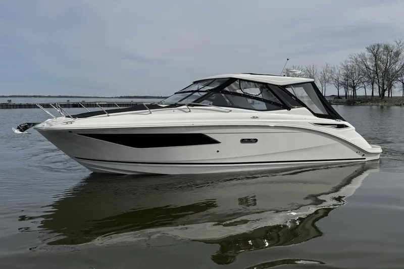Slide: The Image of Sea Ray 320 Sundancer 2025 - 1
