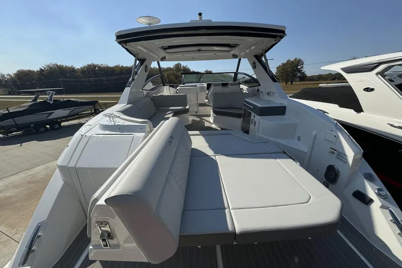 Slide: The Image of Sea Ray 320 Sundancer 2025 - 10