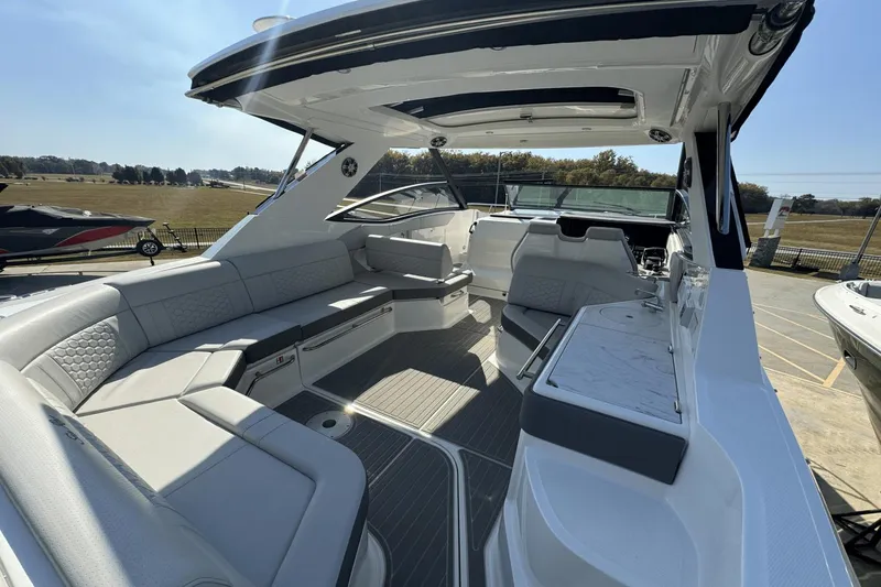 Slide: The Image of Sea Ray 320 Sundancer 2025 - 11
