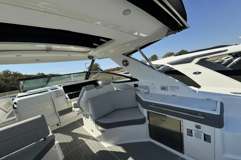 Slide: The Image of Sea Ray 320 Sundancer 2025 - 12