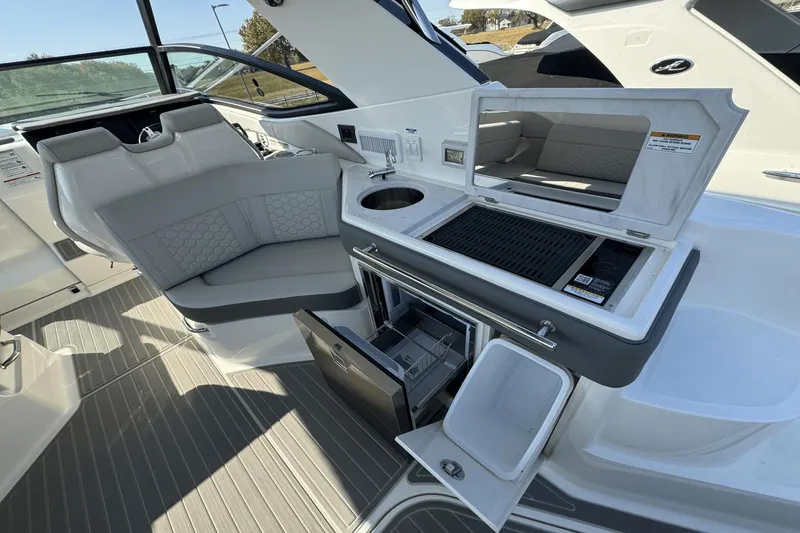 Slide: The Image of Sea Ray 320 Sundancer 2025 - 13