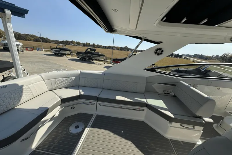 Slide: The Image of Sea Ray 320 Sundancer 2025 - 14