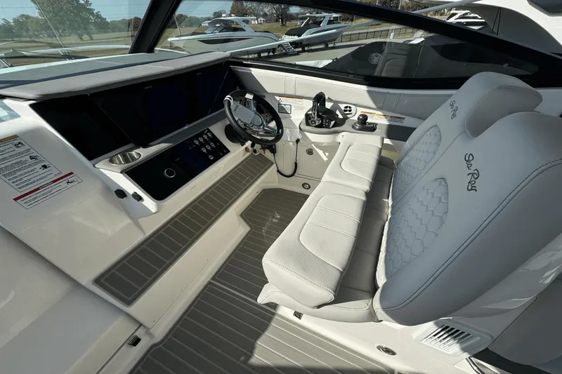 Slide: The Image of Sea Ray 320 Sundancer 2025 - 15