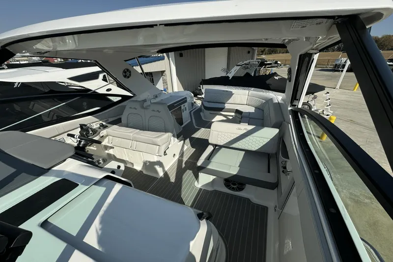 Slide: The Image of Sea Ray 320 Sundancer 2025 - 16
