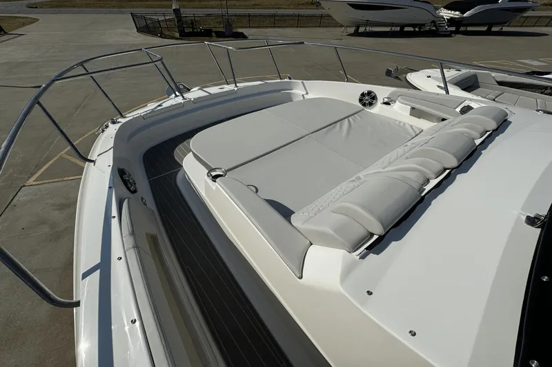 Slide: The Image of Sea Ray 320 Sundancer 2025 - 17
